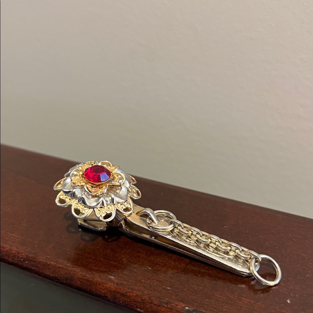 Vtg 50s Gold filigree & Red Gem Clip-On Key Holder - Picture 4 of 12
